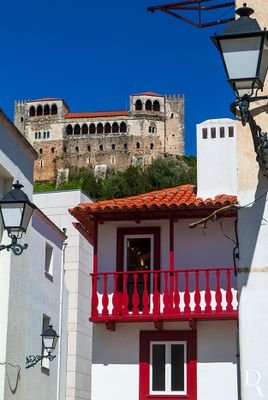 (...) 1931, 5 junho - José Luís Duarte vende a sua parte da casa a sua irmã Celeste Rodrigues Duarte; 1979 - com a morte de Celeste Duarte a casa passa para o seu sobrinho; 2003 - os proprietários vendem o edifício, pelo valor de 50 mil euros, à Câmara Municipal de Leiria que pretende aí instalar o Gabinete de Arqueologia de Leiria; dezembro - elaboração da Carta de Risco do imóvel pela DGEMN; 2006 - o IPPAR aprova o projeto de requalificação do imóvel; 2008 - conclusão das obras de recuperação do espaço; 2016, 12 agosto - abertura de concurso de adjudicação da Conceção do projeto museológico e museográfico da Igreja da Misericórdia e Casa dos Pintores.
Cecília Matias e Nuno Vale (excertos), in http://www.monumentos.gov.pt/Site/APP_PagesUser/SIPA.aspx?id=17385
