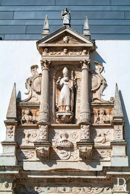 (...) O nicho do 3 registo  enquadrado por 2 colunas de fuste canelado, que arrancam de plintos semi-circulares, com capitis de ordem compsita que sustentam entablamento finamente esculpido, e um fronto de propores correctas, onde se inscreve a Pomba e o Feixe de Raios, smbolo do Esprito Santo.

Horcio Bonifcio e Margarida Silva [excertos], in http://www.monumentos.gov.pt/Site/APP_PagesUser/SIPA.aspx?id=5683 