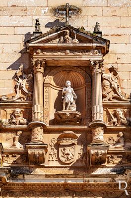  (...) Plintos elevados com decorao herldica compreendendo braso com paquife e cartela, servem de base a colunas com fuste esculpido, com folhagens a 1/3 e caneluras a 2/3, com capitel corntio de acantos sobrepostos, baco escalonado, entablamento decorado com baixos-relevos. (...)

Horcio Bonifcio e Margarida Silva [excertos], in http://www.monumentos.gov.pt/Site/APP_PagesUser/SIPA.aspx?id=5683 