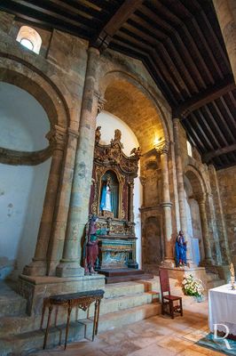  (...)  1907, 24 Maio - pedido de subsdio ao governo para a reconstruo da Igreja de So Tiago; 1908 - incio do restauro do templo; 1908 - transferncia de uma capela lateral da nave da Epstola para a do Evangelho, para permitir o alargamento da rua; demolio da escadaria de pedra junto ao portal axial e rebaixamento da praa contgua, deixando a descoberto parte considervel dos alicerces;  (...)  

Horcio Bonifcio e Lcia Pessoa [excertos], in http://www.monumentos.gov.pt/Site/APP_PagesUser/SIPA.aspx?id=1626 