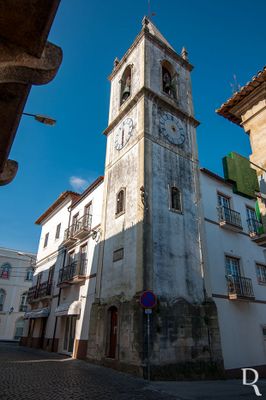 Soure, Soure.
Torre municipal adossada à antiga cadeia, reformada na segunda metade do séc. 19.
Proteção: Incluído na Zona de Proteção da Igreja da Santa Casa da Misericórdia de Soure.
Cronologia: 1875 - data inscrita em cartela na fachada principal, alusiva à reforma da torre pela Câmara Municipal.
Paula Noé (excertos), in http://www.monumentos.gov.pt/Site/APP_PagesUser/SIPA.aspx?id=36190