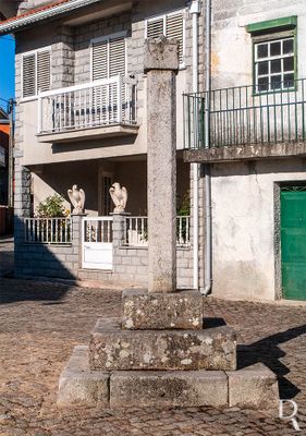  Tabuao, Chaves.
 
Pelourinho seiscentista.

Proteo: Imvel de Interesse Pblico.

poca de construo: Sc. 17.

Joo Carvalho [excertos], in http://www.monumentos.gov.pt/Site/APP_PagesUser/SIPA.aspx?id=4207 