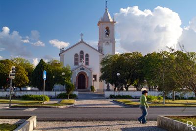 Alcobaça, União das freguesias de Pataias e Martingança.
Arquitetura religiosa, do séc. 20.
Proteção: não atribuída.
Cronologia: 1948 - lançamento da primeira pedra; 1952, 02 Março - inauguração da Igreja.
Elisabete Mendes (CMA), Cecília Matias e Tiago Inácio (excertos), in http://www.monumentos.gov.pt/Site/APP_PagesUser/SIPA.aspx?id=30031
*
<img src=http://www.pbase.com/image/165045151/small.jpg
Foto roubada por: Cistermúsica