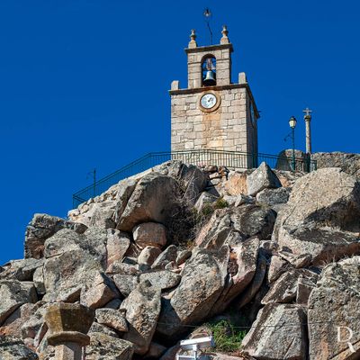  (...) sc. 17 / 18 - edificao da capela de Nossa Senhora da Assuno, provavelmente construda com pedra da primitiva estrutura fortificada; 1708  o Pe. Antnio Carvalho da Costa, na sua Corografia Portugueza, refere a existncia na Meda de uma torre de Relgio e de uma Capela de Nossa Senhora da Assuno; (...)

Filomena Bandeira [excertos], in http://www.monumentos.gov.pt/Site/APP_PagesUser/SIPA.aspx?id=7689 