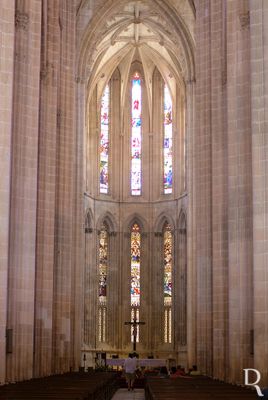 (...) no tímpano relevo de Deus Pai sobre arco rebaixado com franjas trilobadas; o conjunto é envolvido por arco conopial decorado no extradorso com cogulhos e rematado por florão entre escudos de D. João I e D. Filipa; 2º registo: recuado, antecedido de platibanda rendilhada e flanqueado por contrafortes e arco-botantes; ao centro alfiz com grande janelão de vão rendilhado em arco quebrado cingido por conopial, com cogulhos e florão; remate em platibanda rendilhada; panos laterais: rasgados por janelas altas em arco quebrado, preenchidas por colunelos; remates em platibanda rendilhada. (...)
Isabel Mendonça, Lina Marques e Cecília Matias (excertos), in http://www.monumentos.gov.pt/Site/APP_PagesUser/SIPA.aspx?id=4061