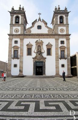 Cronologia: 1736, 1 de Junho - Data da provisão que a população da Póvoa de Varzim enviou ao Rei D. João V, pedindo-lhe a edificação de uma nova Igreja Matriz, e que fossem retiradas ajudas dos dinheiros da sisa, do depósito dos bens de raiz, e que fosse atribuído um real imposto cobrado por cada quartilho de vinho, durante quinze anos, para serem custeadas as obras da igreja; 1743, 7 de fevereiro - é dada autorização por D. José, Arcebispo de Braga, ao Pároco da Póvoa de Varzim, José Carvalho da Cunha, para bênção da primeira pedra; 18 de fevereiro; foi lançada a primeira pedra e iniciada a obra de construção, sob a direção do mestre arquiteto bracarense Manuel Fernandes da Silva;
(...)
( Isabel Sereno e Ana Filipe, in http://www.monumentos.gov.pt/Site/APP_PagesUser/SIPA.aspx?id=5123 )