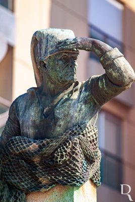 Este busto é da autoria do escultor Romão Júnior e foi construído por iniciativa dos poveiros emigrados no Brasil, em 1909. Pretendiam assim homenagear José Rodrigues Maio (1817-1884), conhecido por “Cego do Maio”, homem simples, pescador de profissão, que arriscou a sua vida dezenas de vezes restituindo-a aos seus companheiros e a tantos outros náufragos. As suas proezas heroicas mereceram, entre outras, o maior galardão nacional: o Colar da Ordem da Torre e Espada (decreto de 14 de novembro de 1878), insígnia que lhe foi colocada pessoalmente pelo Rei D. Luís I.
( https://www.povoabeirizargivai.pt/index.php/monumentosescultoricos/ )