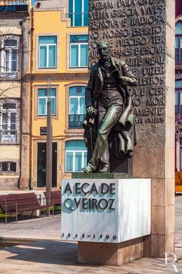 Escultura em bronze, localizada no lado nascente da Praça do Almada. É da autoria do escultor Leopoldo de Almeida e foi erigida em 1952, por subscrição dos poveiros no Brasil. No largo com o seu nome, contíguo a este monumento, pode ser vista, na casa que substituiu a que se pensa ser a do seu nascimento, uma placa de bronze, oferta da colónia portuguesa do Brasil, da autoria de António e de José Teixeira Lopes e inaugurada em 14 de outubro de 1906.
( https://www.povoabeirizargivai.pt/index.php/monumentosescultoricos/ )