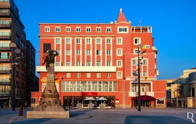 Monumento ao Cego do Maio e Grande Hotel da Póvoa