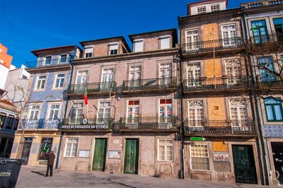 Praa de Carlos Alberto, 52/56 - Junta e Escola Bsica da Freguesia da Vitria