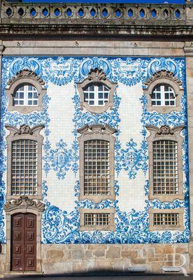  (...) 1768 - a Igreja abre ao culto, ainda que tivesse a decorao por concluir; 1769 - chegam de Itlia as imagens em jaspe da Sala das Sesses; 1771 - execuo dos altares e imagens das capelas laterais; 1773 - execuo e desenho do retbulo da capela-mor por Francisco Pereira Campanh; 1786, 25 Novembro - a Mesa da Ordem Terceira do Carmo decide mandar fazer um novo rgo para o coro ao organeiro Lus Antnio de Carvalho, por 826$000; (...)
 
Isabel Sereno e Paula No [excertos], in http://www.monumentos.gov.pt/Site/APP_PagesUser/SIPA.aspx?id=5521 