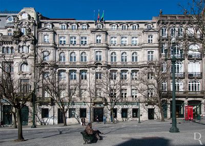  Porto, Unio das freguesias de Cedofeita, Santo Ildefonso, S, Miragaia, So Nicolau e Vitria.
 
Arquitetura financeira, do sc. 20.

Proteo: Includo na Zona Especial de Proteo do Conjunto da Praa da Liberdade, Avenida dos Aliados e Praa do General Humberto Delgado.

poca de construo: Sc. 20.

Arquiteto: Porfrio Pardal Monteiro.

Ana Filipe [excertos], in http://www.monumentos.gov.pt/Site/APP_PagesUser/SIPA.aspx?id=32100 