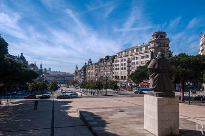 Cronologia: 1889 - Carlos Pezarat apresenta um primeiro esboço de proposta para criar uma ligação entre a praça de D. Pedro e a Praça da Trindade, que ficou sem efeito; 1913 - foi dirigido um convite ao arquiteto e urbanista inglês Barry Parker para elaborar uma nova proposta de ligação das duas praças, que fica a construção do edifício dos Paços do Concelho no topo da avenida; 1915 - foi o plano aprovado pela Câmara Municipal do Porto, encontrando-se da 3ª repartição técnica Elísio de Melo; o projeto sofre algumas alterações por indicação do arquiteto Marques da Silva que ficou à frente da direção das obras; (...)
Ana Filipe, in http://www.monumentos.gov.pt/Site/APP_PagesUser/SIPA.aspx?id=20305