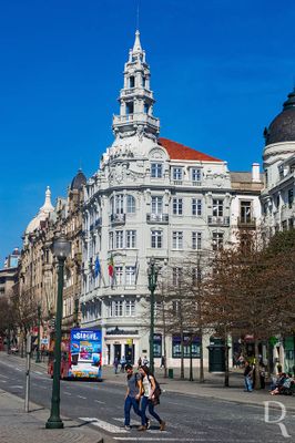  Porto, Unio das freguesias de Cedofeita, Santo Ildefonso, S, Miragaia, So Nicolau e Vitria
 
Arquitetura financeira, do sc. 20.

Proteo: Includo na Zona Especial de Proteo do Conjunto da Praa da Liberdade, Avenida dos Aliados e Praa do General Humberto Delgado.

poca de construo: Sc. 20.

Arquiteto: Jos Marques da Silva.

Ana Filipe [excertos], in http://www.monumentos.gov.pt/Site/APP_PagesUser/SIPA.aspx?id=21245 