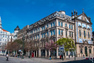   Porto, Unio das freguesias de Cedofeita, Santo Ildefonso, S, Miragaia, So Nicolau e Vitria.
 
Arquitetura financeira, do inicio do sc. 20.

Proteo: Includo na Zona Especial de Proteo do Conjunto da Praa da Liberdade, Avenida dos Aliados e Praa do General Humberto Delgado.

poca de construo: Sc. 20.

Autores - Mestre de obras: Delfim Ramos de Castro; Arquiteto (remodelao): Veloso Reis; Engenheiro (remodelao): J. Espregueira Mendes.

Ana Filipe [excertos], in http://www.monumentos.gov.pt/Site/APP_PagesUser/SIPA.aspx?id=27738 