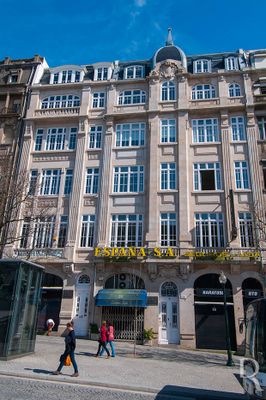  Porto, Unio das freguesias de Cedofeita, Santo Ildefonso, S, Miragaia, So Nicolau e Vitria.
 
Arquitetura civil, oitocentista/neoclssica.

Proteo: Includo na Zona Especial de Proteo do Conjunto da Praa da Liberdade, Avenida dos Aliados e Praa do General Humberto Delgado.

poca de construo: Sc. 20.

Arquitetos: Jos Marques da Silva. ENGENHEIROS: Serafim Rainho lvares Barbosa. Manuel Pereira de S (construo).

Ana Filipe [excertos], in http://www.monumentos.gov.pt/Site/APP_PagesUser/SIPA.aspx?id=28252 