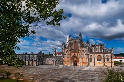 (...) 1852-1884 - visita de D. Fernando e nomeação do arquiteto. Lucas José dos Santos Pereira para dirigir os restauros: demolição de dependências conventuais a E., reconstrução do coruchéu da Cegonha, cabeceira (fenestração e platibandas), Capela do Fundador (arcobotantes), Claustro Real (gigantes, bandeiras dos arcos, fonte, platibanda, pavimento), Casa do Capítulo, Refeitório e Adega (muros e telhado), portal das Capelas Imperfeitas (novas pedras lavradas), abóbadas das naves laterais, desaterro e reconstrução do adro, início do restauro do portal com substituição de toda a estatuária; (...)
Isabel Mendonça, Lina Marques e Cecília Matias (excertos), in http://www.monumentos.gov.pt/Site/APP_PagesUser/SIPA.aspx?id=4061