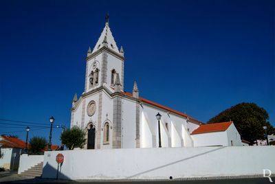 Cronologia: 1324 - foral concedido pelo abade de Alcobaça; 1514, 1 outubro - renovação do Foral por D. Manuel; séc. 16, 1.º quartel - D. Manuel manda fundar um novo templo, dado que o primitivo era uma ruína; 1523, 14 setembro - Carta de Vasco de Pina expondo ao rei a necessidade de reparos na igreja de Cela; 1909 - reconstrução da igreja, conservando a pia baptismal quinhentista, a talha setecentista (inícios) e as gárgulas que correm os flancos externos.
Lurdes Perdigão (excertos), in http://www.monumentos.gov.pt/Site/APP_PagesUser/SIPA.aspx?id=7204
<img src=http://www.pbase.com/image/165045193/small.jpg
Foto roubada por: Cistermúsica