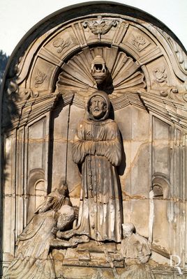 Cronologia: Séc. 17 - feitura do relevo, colocado no convento de São Francisco; 1910 - transferência do baixo-relevo para o pátio do recinto interior dos Paços do Concelho, aquando da criação da Companhia Leiriense de Moagem no espaço do antigo convento de São Francisco; 1949, janeiro - a Câmara Municipal adquire um terreno em troca de outro, manda preparar o local onde havia ruínas de um desmoronado pardieiro e aí coloca o padrão ladeado por dois brasões provenientes do antigo edifício da Câmara Municipal, situado na Praça Rodrigues Lobo.
Lurdes Perdigão (excertos), in http://www.monumentos.gov.pt/Site/APP_PagesUser/SIPA.aspx?id=6876