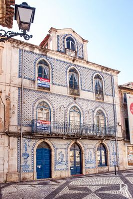Leiria, União das freguesias de Leiria, Pousos, Barreira e Cortes.
Casa residencial unifamiliar e comercial, oitocentista.
Proteção: Incluído na Zona Especial de Proteção do Castelo de Leiria.
Época de construção: Séc. 19.
PINTOR DE AZULEJO: Fábrica Viúva Lamego (séc. 19).
Lurdes Perdigão (excertos), in http://www.monumentos.gov.pt/Site/APP_PagesUser/SIPA.aspx?id=6884