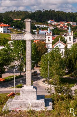 Leiria, Maceira.
Arquitetura religiosa, oitocentista.
Proteção: não atribuída.
Cronologia: 1869 - data incisa na base do cruzeiro; Séc. 21 - obras gerais de recuperação, reconstrução e consolidação estrutural do cruzeiro; electrificação.
Lurdes Perdigão e Cecília Matias (excertos), in http://www.monumentos.gov.pt/Site/APP_PagesUser/SIPA.aspx?id=3267 )