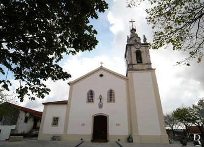Cronologia: 1218 - documento mais antigo referente a esta paróquia, dizendo respeito à doação de uma propriedades ao Mosteiro de Santa Cruz de Coimbra para nelas ser edificada a igreja; são doadores Pedro Mendes, Pedro Vieira e outros habitantes da paróquia, onde logo se construiu um pequeno templo; 1600 - demolição do templo dado o estado de ruína e início da edificação da actual igreja; (...)
Lurdes Perdigão e Cecília Matias (excertos), in http://www.monumentos.gov.pt/Site/APP_PagesUser/SIPA.aspx?id=19774