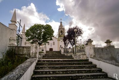 (...) 1602 - conclusão do templo e do seu adro; 1603 - é dada autorização, pelo bispo D. Pedro de Castilho para se realizar a primeira missa; 1638 - D. Pedro Barbosa de Eça, bispo da diocese, eleva-a de curato a vigaria na pessoa do padre João de Castro Massoutes, que a obteve por concurso sinodal; (...)
Lurdes Perdigão e Cecília Matias (excertos), in http://www.monumentos.gov.pt/Site/APP_PagesUser/SIPA.aspx?id=19774