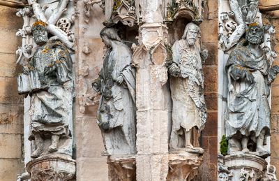 
(...)  1522 - 1523 (?) - mandado do rei ordenando a Nicolau Leito, recebedor das rendas do Priorado, que desse a Diogo de Castilho e a Mestre Nicolau, pedreiros e empreiteiros do portal, 100 cruzados de ouro para fazerem as imagens do mesmo, alm do que j receberam da sua empreitada; 1527 - Frei Brs de Braga, da Ordem de So Jernimo, inicia a reforma dos crzios de Coimbra, at 1554, prosseguindo a reconstruo com base na relao feita pelo vedor, sobre a qual envia relatrios ao rei e solicita pareceres, efetuando remodelaes e acrescentos: Claustros da Manga e da Portaria, varanda e templete sobre esta;  (...)

Horcio Bonifcio 1991 / Lina Oliveira 2002 / Margarida Silva 2006 [excertos], in http://www.monumentos.gov.pt/Site/APP_PagesUser/SIPA.aspx?id=4234 
