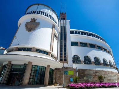 Covilhã, União das freguesias de Covilhã e Canhoso.
Arquitetura comercial, modernista.
Proteção: Incluído na Zona de Proteção das Muralhas da Cidade da Covilhã.
Época de construção: Séc. 20.
ARQUITETO: Almeida Araújo (1942-1943).
Patrícia Costa e Paula Figueiredo (excertos), in http://www.monumentos.gov.pt/Site/APP_PagesUser/SIPA.aspx?id=21160