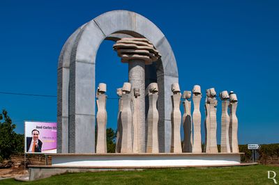 A Rotunda de Pinheiro dos Abraos  por Lus Queimadela (2005)