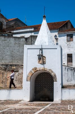  Montemor-o-Velho, Unio das freguesias de Montemor-o-Velho e Gates.
 
Arquitetura infraestrutural, manuelina, renascentista. Fonte pblica quinhentista. O coruchu  manuelino.

Proteo: Includo na Zona de Proteo do Convento e Igreja de Nossa Senhora dos Anjos.

Cronologia: 1551 - edificao da fonte resultante de um contrato assinado ( 31 de Outubro de 1551 ) entre juiz, vereadores e procurador eleitos de Montemor-o-Velho e padres e priores do convento de Nossa Senhora dos Anjos.

Francisco Jesus [excertos], in http://www.monumentos.gov.pt/Site/APP_PagesUser/SIPA.aspx?id=5207 