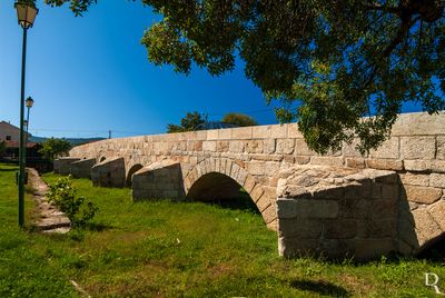  (...)  1970- alargamento e beneficiao com construo de um tabuleiro de beto armado sobre a ponte em alvenaria existente e que permitiu o alargamento da plataforma de 4,47 m para 9,20 m e obras diversas de beneficiao geral, projeto e direo do Eng. Antnio Cardoso;1996, 08 janeiro - data num talhamar, revelando a reconstruo de uma guarda.

Margarida Conceio e Margarida Alada (excertos), in http://www.monumentos.gov.pt/Site/APP_PagesUser/SIPA.aspx?id=2449 ) 