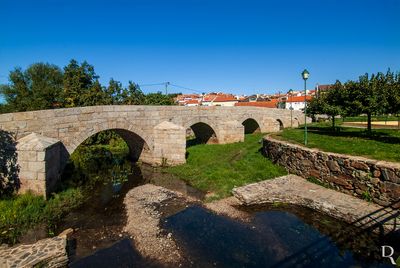  Penamacor, Meimoa.
 
Ponte quinhentista.

Proteo: Imvel de Interesse Pblico.

poca de construo: Sc. 14.

CANTEIRO: Gonalo Sanches (1607).

Margarida Conceio e Margarida Alada (excertos), in http://www.monumentos.gov.pt/Site/APP_PagesUser/SIPA.aspx?id=2449 ) 