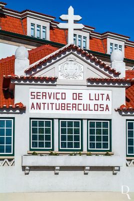 (...) 1911, 12 de Janeiro - demolição do Arco da Memória de Alvorninha, do qual fazia parte a estátua de D. Afonso Henriques, tendo sido a estátua transferida para o claustro dos antigos Paços Episcopais, e mais tarde para o local actual, no sopé do Castelo de Leiria; 1915 - a Liga dos Amigos do Castelo inicia as obras de restauro, pagas pelos seus fundos e com o apoio financeiro do Estado, Ernesto Korrodi (Zurique, 1898), autor do projeto de restauro das ruínas do castelo, não é nomeado pela Direção de Obras Públicas e Minas para dirigir o restauro, apesar do interesse da Liga dos Amigos do Castelo; (...)
Nuno Vale (excertos), in http://www.monumentos.gov.pt/Site/APP_PagesUser/SIPA.aspx?id=20765