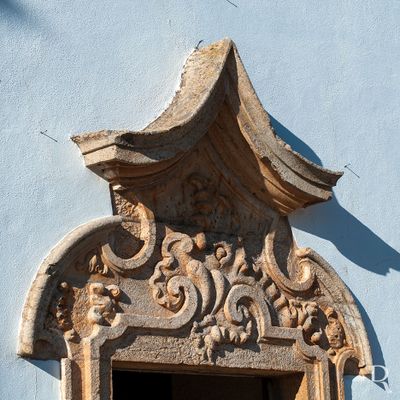 (...) 1801, 12 Março - ordem do bispo de Castelo Branco para que fossem entregues todos as alfaias e objectos de prata das igrejas, confrarias, capelas e altares; 1995 - recuperação e restauro da igreja, nomeadamente das imagens do Calvário, encontradas numa banqueta do altar; 1998, 10 Agosto - despacho do Ministro da Cultura, classificando-o como IIP.
Luís Castro e Paula Figueiredo (excertos), in http://www.monumentos.gov.pt/Site/APP_PagesUser/SIPA.aspx?id=4804
