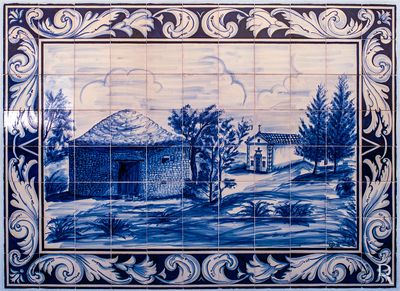 (...) 1782 - é vendido gelo daqui proveniente na Casa da Nave, atual Martinho da Arcada, bem como na torre norte do Castelo de São Jorge e em poços no bairro da Graça; 1786 - é mandada erigir a capela de Santo António por Julião Pereira de Castro, primeiro Neveiro-mor.
Carina Padilha (excertos), in http://www.monumentos.gov.pt/Site/APP_PagesUser/SIPA.aspx?id=35549