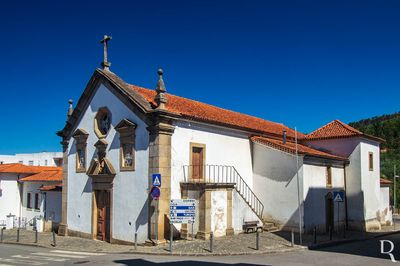  Arganil, Arganil.
 
Arquitetura religiosa, dos finais do sc. 17.

Proteo: no atribuda.

PINTOR: Oliveira Trovo (pinturas do teto).

Cronologia: Sc. 14 - provvel construo do templo primitivo, que foi colegiada instituda; 1574 - a igreja pertence ao padroado real e integra a Diocese de Coimbra; 1624 - data de um dos sinos; 1658, 12 de Novembro - foi demarcado o terreno para construo da lateral, instituda pelo capito-mor da Vila, Pero da Fonseca; sc. 17 (finais) - reconstruo; (...)

( Ana Filipe [excertos], in http://www.monumentos.gov.pt/Site/APP_PagesUser/SIPA.aspx?id=32753 ) 