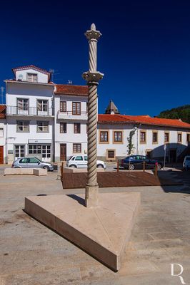  Apesar da recente edificao, o pelourinho conserva a memria dos privilgios quinhentistas e da reforma administrativa manuelina, tendo recebido foral de D. Manuel em 1514, poca  qual remontaria o primitivo exemplar. (...) 

( Rosrio Carvalho [excertos}, in https://servicos.dgpc.gov.pt/pesquisapatrimonioimovel/detalhes.php?code=72907 )  