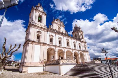 (...) 1750 - a freguesia é desanexada da de Regueira pelo Bispo D. Frei João de Nossa Senhora da Porta; 1795 - azulejos das oficinas do Juncal com extensa legenda do milagre que deu origem ao monumento; séc. 20 - as torres sineiras são terminadas com risco de Ernesto Korrodi.
Lurdes Perdigão (excertos), in http://www.monumentos.gov.pt/Site/APP_PagesUser/SIPA.aspx?id=1547