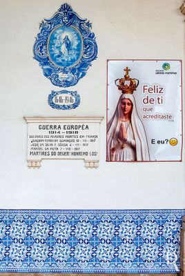 (...) A devoção pelo Senhor Jesus dos milagres, fenómeno muito frequente na Europa de Setecentos, tem em Portugal como exemplos desta instituição a igreja do senhor Jesus da Cruz, em Barcelos (1705-1728), o templo do Senhor Jesus dos Milagres das Barrocas, em Aveiro (1722), o Senhor Jesus da Pobreza, em Évora (1729), o Senhor Jesus da Pedra, em Óbidos, o Senhor Santo Cristo, em Ponta Delgada e o Senhor Jesus do Monte, em Braga. (José da Silva Coelho).
Lurdes Perdigão (excertos), in http://www.monumentos.gov.pt/Site/APP_PagesUser/SIPA.aspx?id=1547