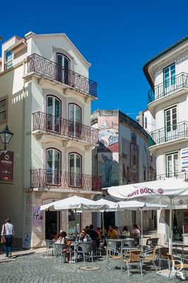 (...) séc. 18 - construção da Fonte das Três Bicas ou Chafariz Grande. Construção da Igreja do Espírito Santo no local de uma antiga ermida datada de 1385; 1755 - terramoto de Lisboa provoca estragos em Leiria, nomeadamente na Sé. A fachada foi posteriormente remodelada ao estilo setecentista; 1772 - construção da Torre Sineira pelo 19º bispo de Leiria, D. Frei Miguel de Bulhões e Sousa, no local onde se construíra uma torre provisória, aproveitando um dos antigos baluartes da cerca da cidade; (...)
Nuno Vale (excertos), in http://www.monumentos.gov.pt/Site/APP_PagesUser/SIPA.aspx?id=20765