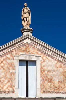 Cronologia: Idade Média - no local funciona um moinho; séc. 19 - construção do edifício; 1918 - torna-se Paço Episcopal, quando o bispado foi restaurado; séc. 20, finais de 70 - a Casa do Bispo foi transferida para junto do Seminário passando o antigo paço a funcionar como espaço comercial; nas traseiras funcionava a Gráfica de Leiria; séc. 21 - obras de adaptação a salas de espetáculo, estabelecimentos comerciais, apartamentos;, conforme projeto do arquiteto Carrilho da Graça; 2002 - encontrado um moinho medieval nas fundações da antiga casa da Diocese.
Cecília Matias (excertos9; in http://www.monumentos.gov.pt/Site/APP_PagesUser/SIPA.aspx?id=10568