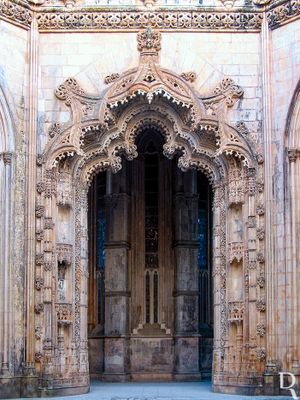 (...) Grandes pilares ou gigantes de secção trapezoidal (incompletos) erguem-se nos vértices do octógono, sobre os espaços intermédios e parte das abóbadas das capelas, são decorados com pares de nichos ladeados por bandas de decoração naturalista e heráldica, tendo ao centro uma mísula de onde arranca um feixe de nervuras.(...)
Isabel Mendonça, Lina Marques e Cecília Matias (excertos), in http://www.monumentos.gov.pt/Site/APP_PagesUser/SIPA.aspx?id=4061