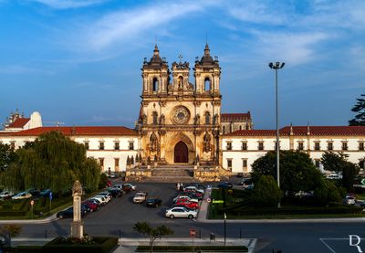  (...) CARPINTEIRO: Joo Alemo (1533). ENTALHADOR: Manuel da Costa Silva (1737); FORNECEDORES: Firma (1959-1964); Firma Sano-Tcnica (1959-1964). ORGANEIRO: Manuel Bento Gomes (sc. 18). PEDREIROS: Simo Dias (1523). PINTOR: Diogo Vaz (1538).

(Lus Teixeira 1992 / Lina Marques 2002 [excertos], in http://www.monumentos.gov.pt/Site/APP_PagesUser/SIPA.aspx?id=4719)
