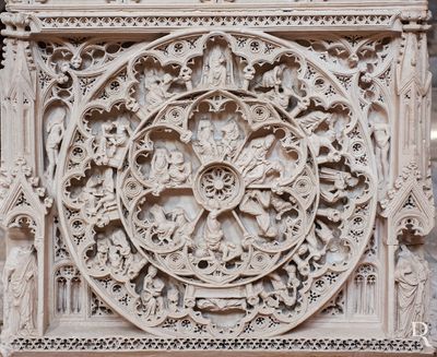 Roda da Vida (A partir de cima, no sentido horário) :
- Dom Pedro no trono
- Dona Inês surpreendida pelos assassinos a mando de Dom Afonso IV
- D. Inês denuncia os seus assassinos
- Degolação de D. Inês
- D. Inês é Morta
- Castigo dos assassinos de D. Inês
- D. Pedro I morto enrolado na mortalha
- D. Inês acaricia o filho
- D. Pedro e D. Inês com os seus três filhos
- D. Inês e D. Pedro jogam xadrez
- D. Pedro e D. Inês em cens cortês
- D. Inês vence uma figura prostrada no chão (?)
Roda da Fortuna
- D. Pedro e D. Inês lado a lado
- O Rei D. Afonso IV expulsa D. Inês do reino
- D. Inês repele D. Afonso IV (?)
- D. Pedro e D. Inês são subjugados pela Fortuna
- D. Inês à esquerda de D. Pedro (a etiqueta indica que não de encontram casados)
- D. Inês à direita de D. Pedro (a etiqueta indica que consumaram o casamento)
(In Decifrar a Arte em Portugal - vol. II - Idade Média de Paulo Pereira)