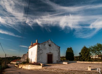 Cronologia: 1583 / 1605 - enquanto D. Pedro de Castilho foi bispo de Leiria, houveram desavenças com a confraria de São João Baptista, por o provedor da comarca não pagar a anata; 1606 - construção do templo; 1838 - obras de restauro; 1998 - Elaborado o projeto de arranjos exteriores e drenagem de águas pluviais no adro, pela Direção Regional de Monumentos de Lisboa; (...)
Lurdes Perdigão (excertos), in http://www.monumentos.gov.pt/Site/APP_PagesUser/SIPA.aspx?id=3311