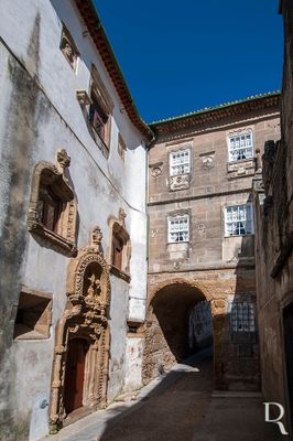  Coimbra, Unio das freguesias de Coimbra (S Nova, Santa Cruz, Almedina e So Bartolomeu).
 
Casa gtica e manuelina na Casa de Baixo ou da Torre e manuelina e renascentista na Casa de Cima.

Proteo: Monumento Nacional.

Incio da Construo: Sc. 15.

Horcio Bonifcio e Lina Oliveira [excertos], in http://www.monumentos.gov.pt/Site/APP_PagesUser/SIPA.aspx?id=2787 