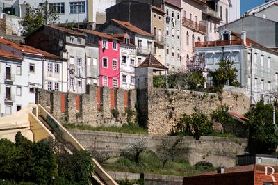  (...)  2004 - junto  Porta da Barbac, quando se faziam escavaes resultantes das obras de reconstruo do edifcio da livraria, Coimbra Editora, foram descobertos 4 silos, para armazenamento de cereais, que podero pertencer aos sc. 8, 9 e 10 (Primeiro de Janeiro, pg. 11, 2004-09-20);  (...)  

Horcio Bonifcio, Margarida Silva e Ana Filipe [excertos], in http://www.monumentos.gov.pt/Site/APP_PagesUser/SIPA.aspx?id=2632 
