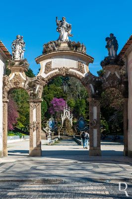   Cronologia: 1723 / 1752 - criada a antiga cerca dos monges de santa Cruz, constituda por carvalhos e loureiros, funcionava como parque de recreio e meditao dos monges, estando  frente da comunidade D. Gaspar da Encarnao, que chegou a ser ministro do gabinete de D.Joo V; (...)

Ceclia Matias, Teresa Camara e Margarida Silva [excertos], in http://www.monumentos.gov.pt/Site/APP_PagesUser/SIPA.aspx?id=1017 