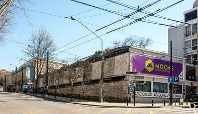 (...)  2002 - renovao da decorao do bar; 2003, Janeiro, 24 - abertura de Coimbra 2003, Capital Nacional da Cultura; 2004, 30 de dezembro - Despacho de abertura do presidente do IPPAR; 2006, 11 de outubro - proposta de classificao como IIP - Imvel de Interesse Pblico da DR Coimbra; 20 de dezembro - parecer favorvel do conselho consultivo do IPPAR; 2008, 28 de janeiro - Despacho de Homologao da Ministra da Cultura.

Helena Mantas e Marta Gama / Filomena Bandeira 2002 [excertos], in http://www.monumentos.gov.pt/Site/APP_PagesUser/SIPA.aspx?id=10071 